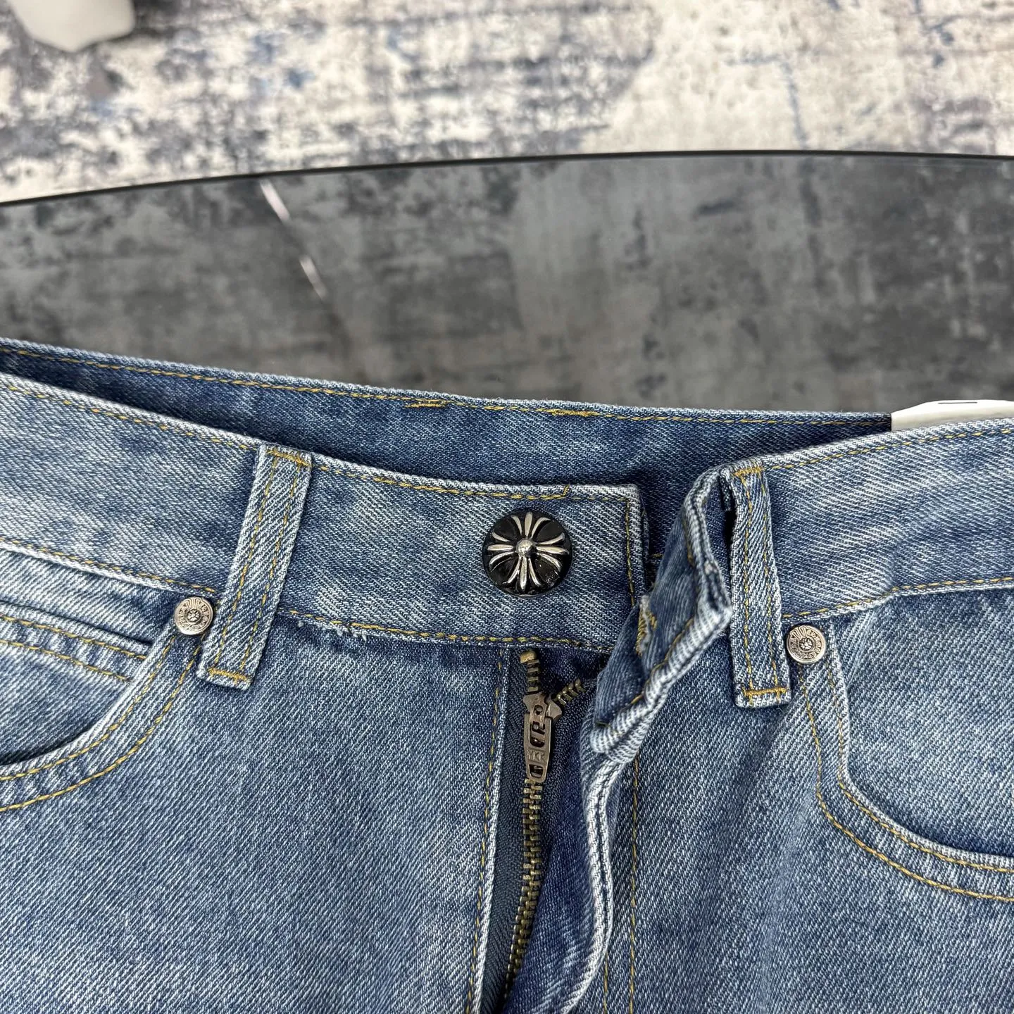 P230 Chrome Hearts CH/Chrome Hearts Classic Blue Pants White Cross Patched Leather Jeans. Original purchase and patterning. Really restores the ultimate texture of Vintage. Special Italian cowhide print and then cut. Customized sheepskin three-layer thick line leather. The whole body is spliced in heavy water washing process. Craftsmen hand-splash ink. You can see the details. Three-dimensional cutting version. Loose and comfortable. Not picky on the figure. Makes taller and slimmer. Seiko factory. Original quality control. Same style for men and women. Can be matched with couples. Versatile recommendation. Essential jeans for all seasons Color: blue Size: 28-36 (S-XXL)